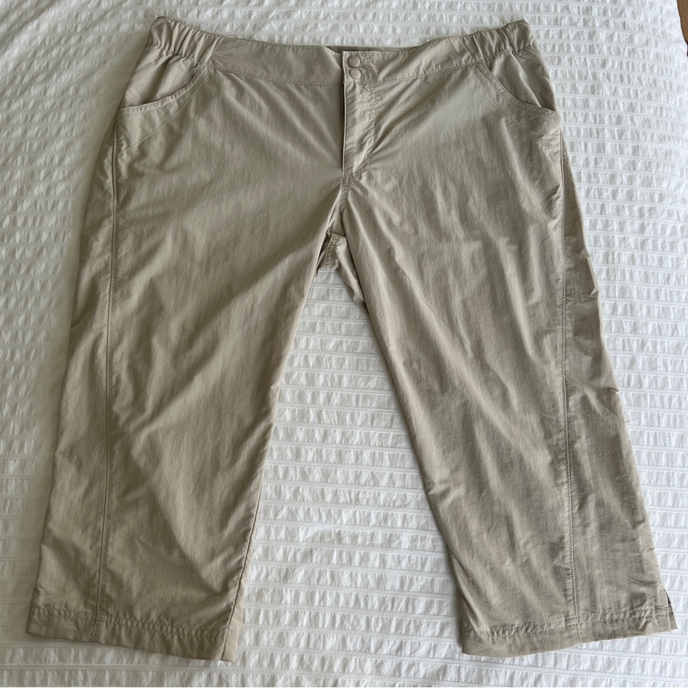 NWOT Columbia SPF Suncast Performance Fishing Gear Khaki Capri Pants, L